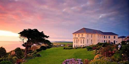 SAVE up to 47% on Clifftop Cornwall escape with meals - from ONLY £99!