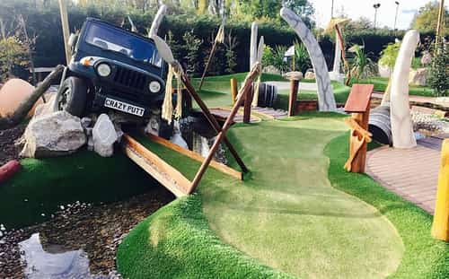 STUDENTS get 25% off a course of mini golf!