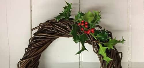 Christmas willow: angels, stars and wreaths