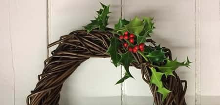 Christmas willow: angels, stars and wreaths