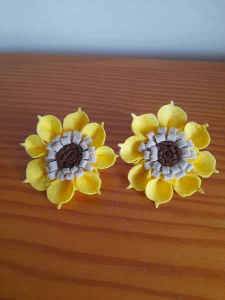 2 FELT SUNFLOWER CLIPS HAIR ACCESSORIES.