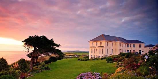 SAVE up to 47% on Clifftop Cornwall escape with meals - from ONLY £99!