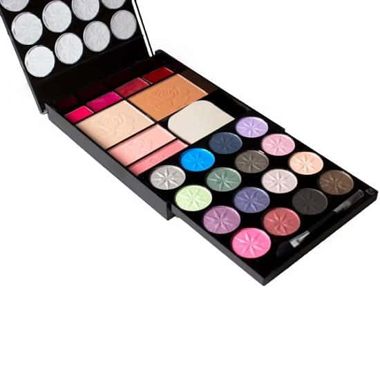 SAVE 75% on this 22 Piece Complete Make-up Kit - ONLY £4.99!