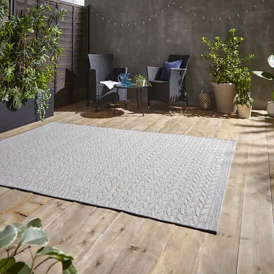 Add style and comfort to your outdoor space with 20% off on outdoor rugs!