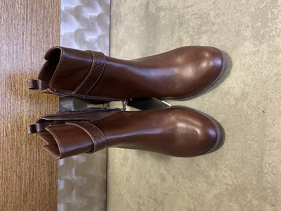 Brand New Ladies F&F Brown Boots UK Size 8