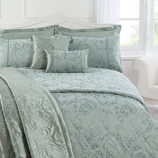 Elevate Your Bed: Enjoy Up to 80% Off on Jacquard Bedding!