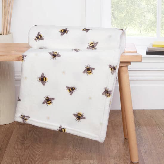 Snuggle up in style! 🛋️ Save up to 70% off throws and add a cozy touch to your home!