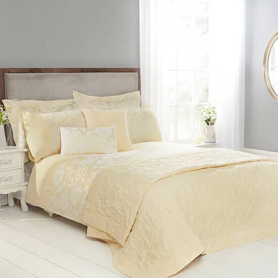 Luxury for Less – Up to 77% Off Jacquard Bedding! 🛏️✨