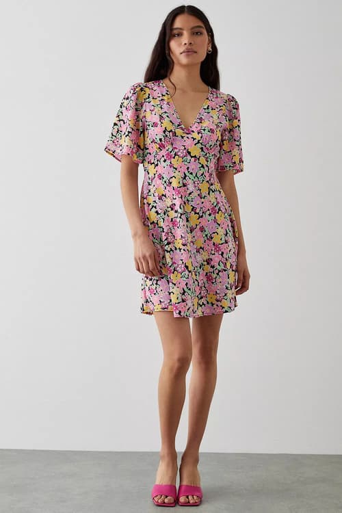 Get ready for a fashion makeover with 30% off dresses & shoes!