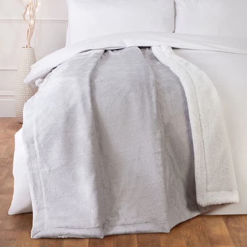 Cosy Up Your Home – Throws Up to 70% Off!