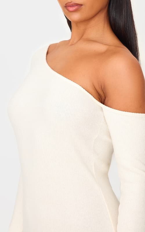 Step into Style – Dresses Sale with PrettyLittleThing! Shop the Deals Today!